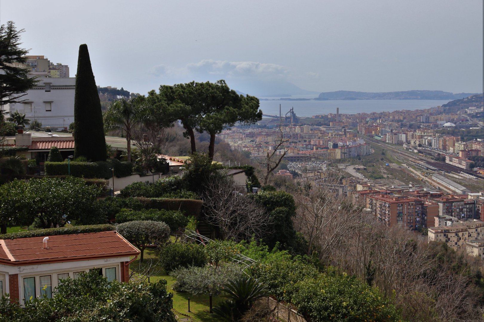 Vista panor&aacute;mica de la costa de Posillipo